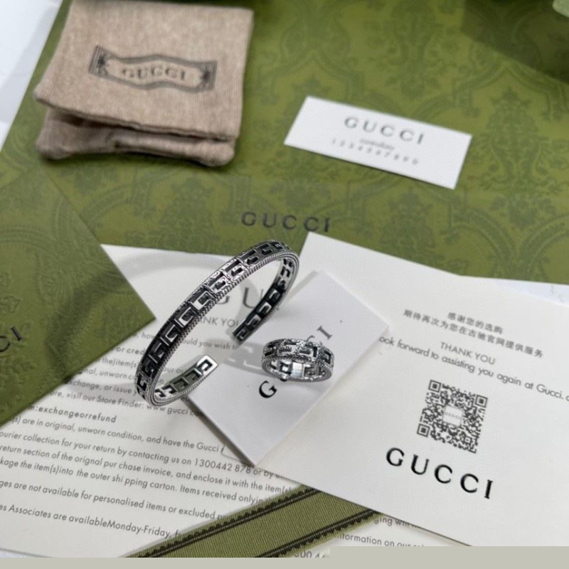 G*u*i bracelets